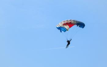 Где в Тюменской области можно прыгнуть с парашютом: живые эмоции с высоты
