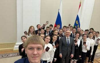Тюменские спортсмены, волонтеры и отличники: кто получил паспорт из рук губернатора 