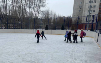 С приходом холодов в Тюмени начали заливать катки и горки
