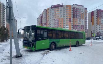 В Тюмени автобус врезался в столб. Дети получили травмы