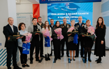 В Тюменской области семьям погибших участников СВО передали восстановленные кители
