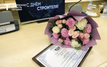 В преддверии Дня строителя Александр Моор вручил награды работникам отрасли