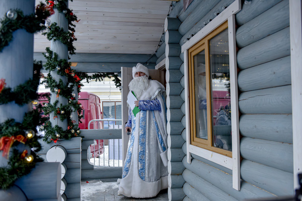 На площади 400-летия Тюмени открылась резиденция Деда Мороза | 24.12.2022 |  Тюмень - БезФормата