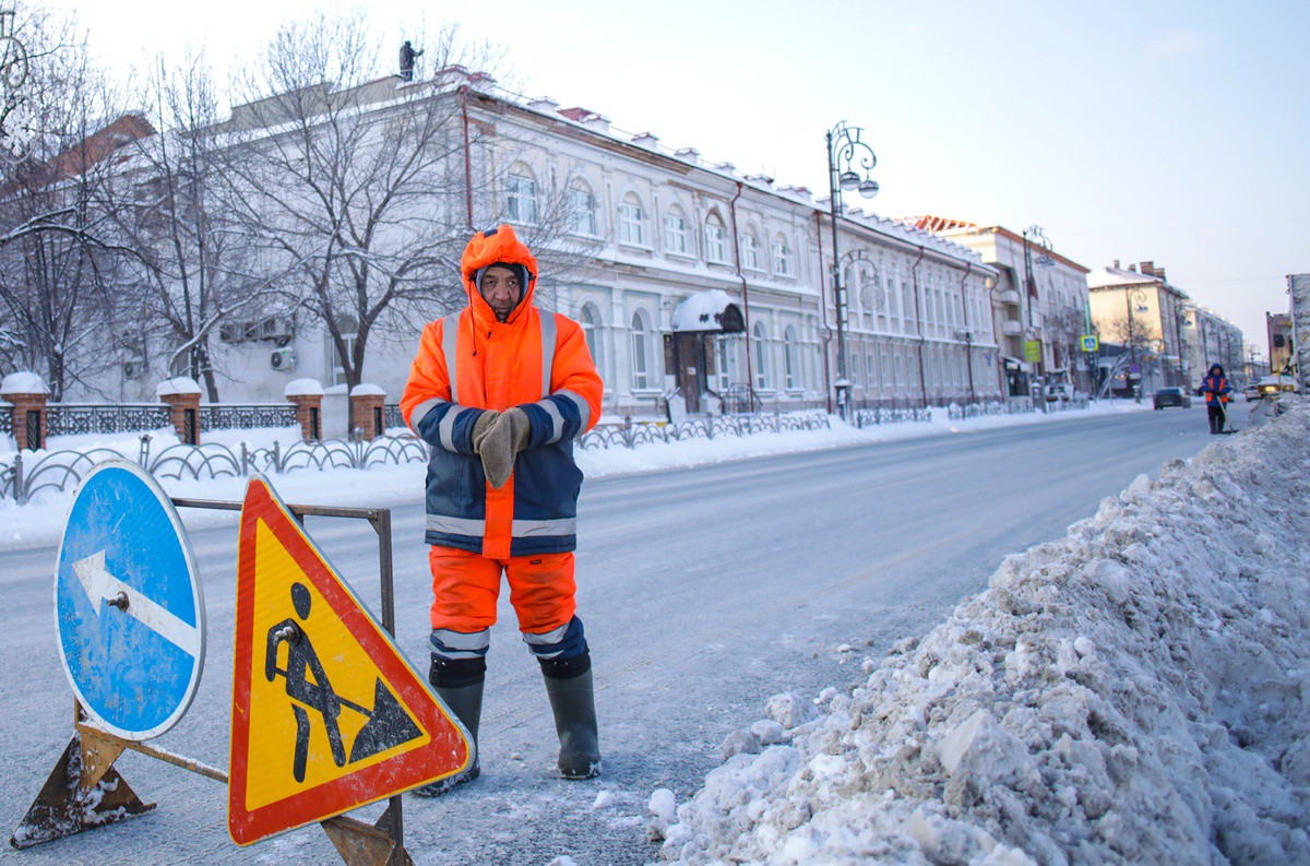 Работа без выходных: уборку снега в Тюмени осложняет коронавирус |  17.01.2022 | Тюмень - БезФормата