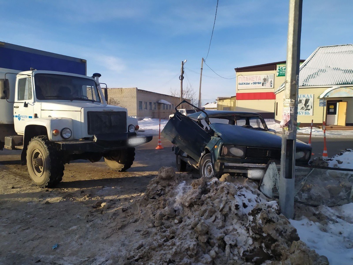 В Тюменской области водитель «Жигулей» не пропустил грузовик