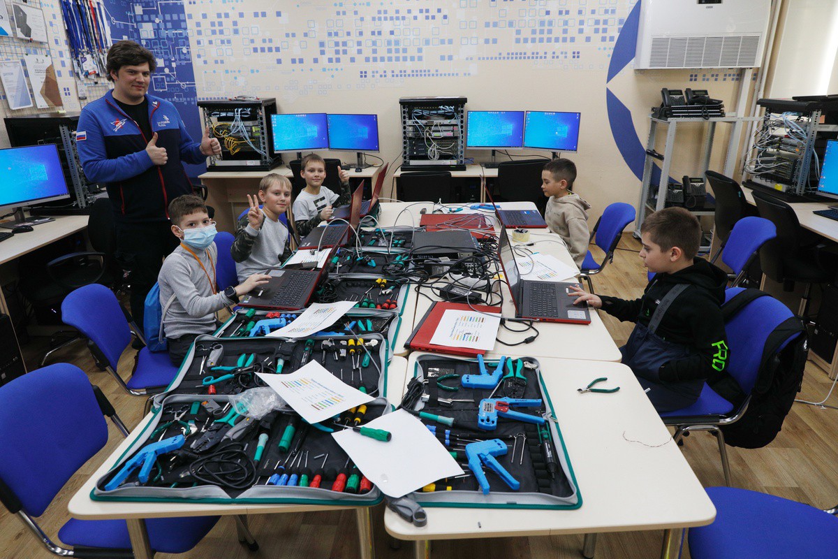Карта школьник тюмень. Учебные центры для школьников в Тюмени. Кто создал компьютерные игры. Как создаются компьютерные игры. Югорские школьники разработали Полярных роботов.