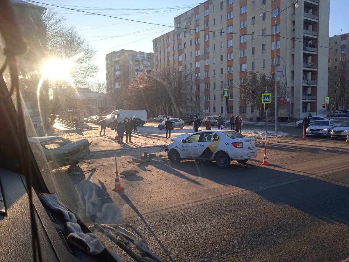 Водитель тюмень. Тюмень авария на перекрестке Ватутина - Юганский вчера. Тюмень улицы. В Тюмени авария на улице Республики.