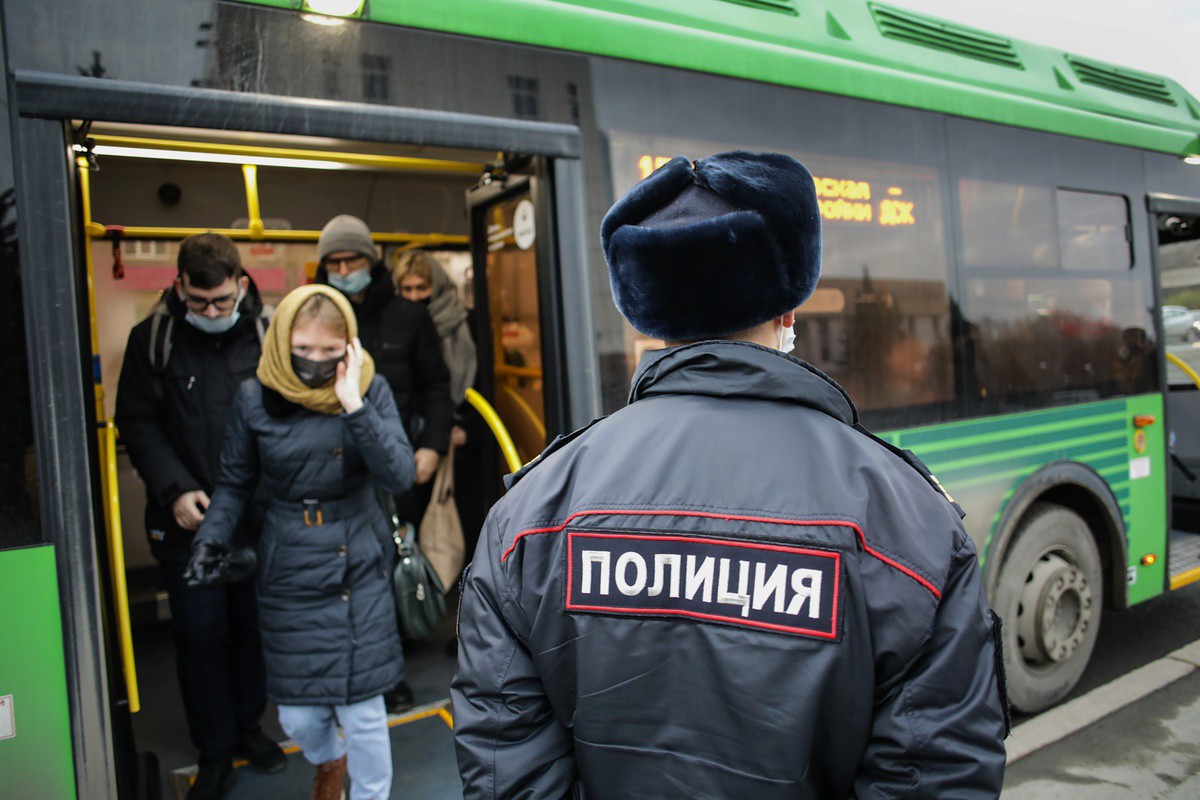 Ходи тюмень. Полицейский автобус. Пост полиции за Тюменью. Маршрутка Чита масочный режим. Режим автобусов.