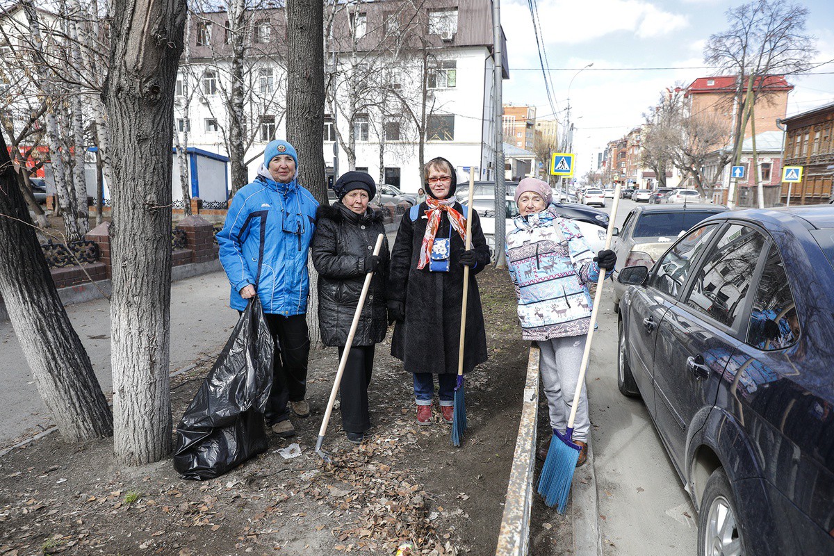 Волонтеры держат памятники Тюмени в чистоте | 25.04.2022 | Тюмень -  БезФормата