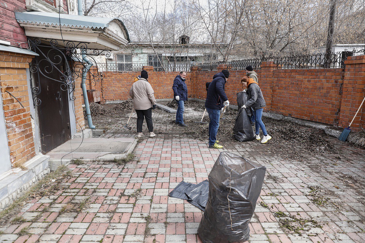 Волонтеры держат памятники Тюмени в чистоте | 25.04.2022 | Тюмень -  БезФормата