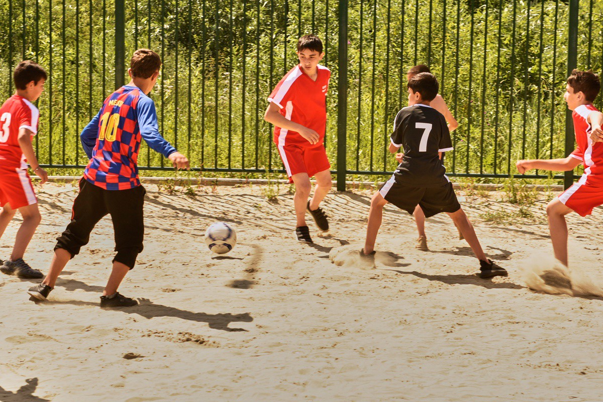 Детский спорт. Спорт дети. Цыганская футбольная команда. Цыганский футбол.