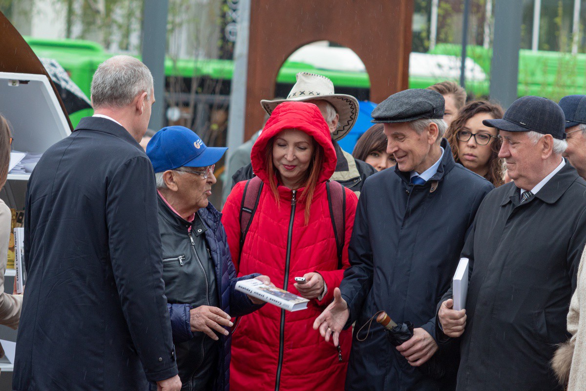 В Тюмени открыли сквер имени Владислава Крапивина | 11.05.2022 | Тюмень -  БезФормата