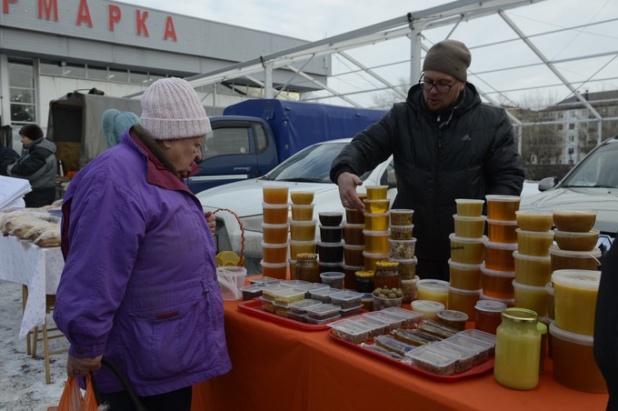 Тюменцы покупают на сельскохозяйственной ярмарке баранину и свечи