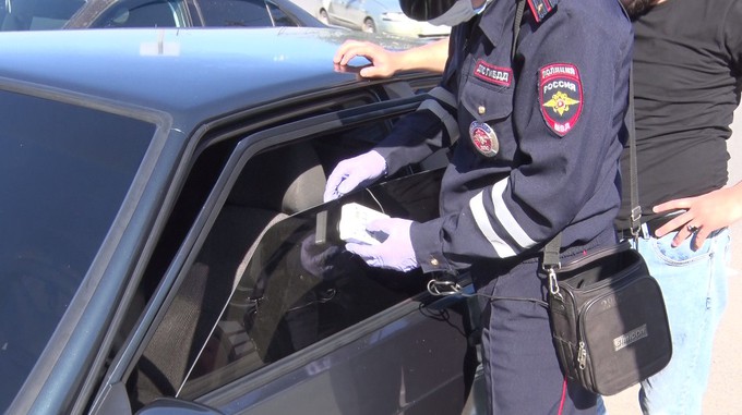 Десятки тюменских водителей ежедневно получают штрафы за незаконную тонировку