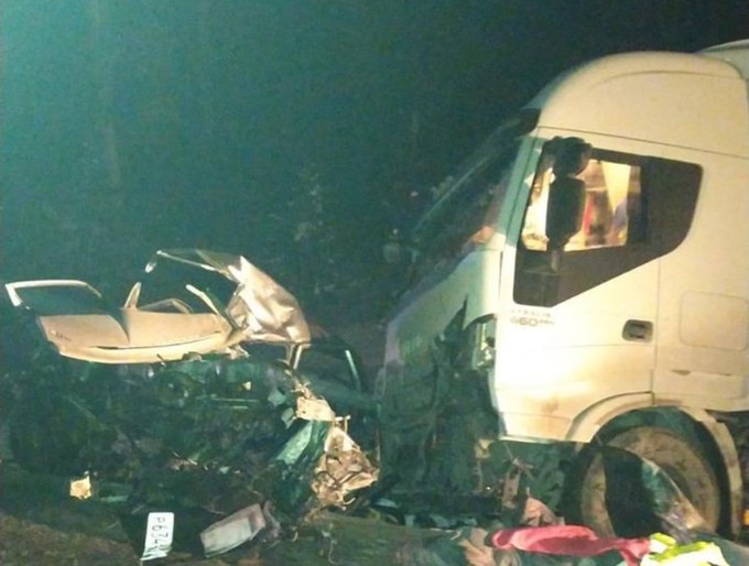 На тюменской трассе две легковушки столкнулись и после удара влетели в грузовики