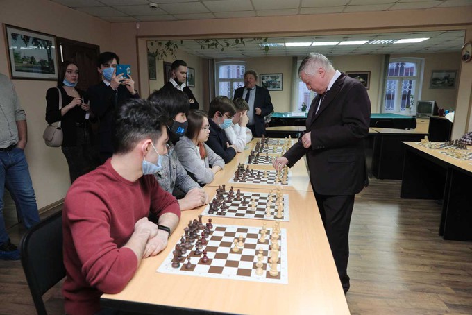 Анатолий Карпов провел сеанс одновременной игры с участниками Балканского центра ТюмГУ
