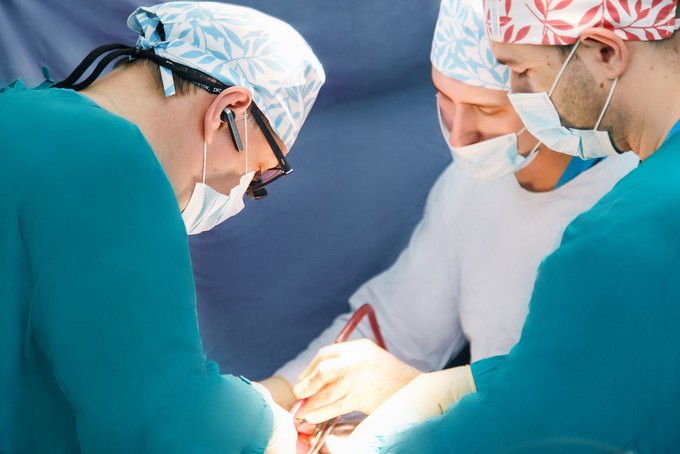 Тюменские врачи помогли пациенту с тяжелой патологией кишечника