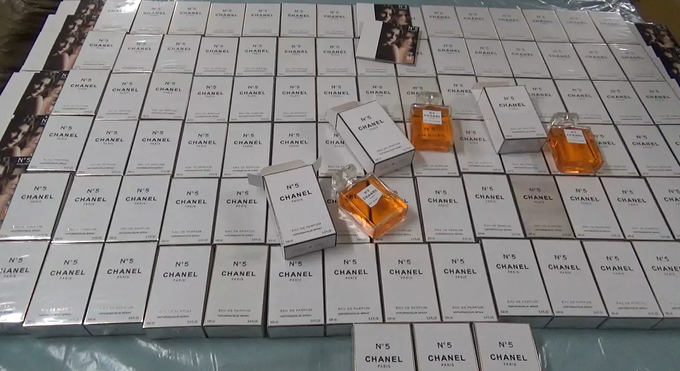 Тюменские таможенники задержали фуру с поддельной парфюмерией на 44 млн рублей