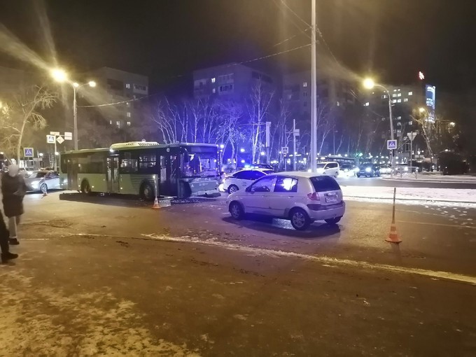 В центре Тюмени в ДТП с автобусом пострадали два человека