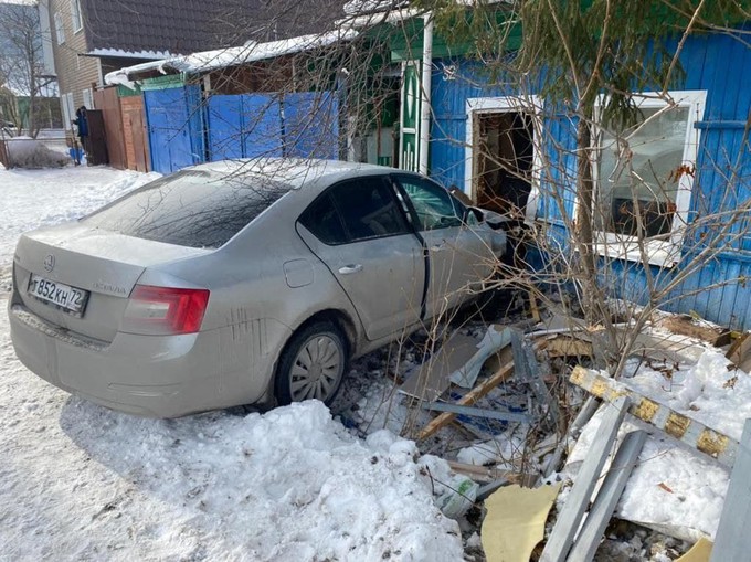 В Тюмени автомобиль проломил стену частного жилого дома