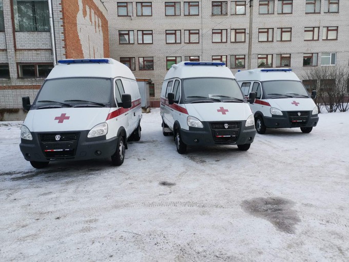 Заводоуковская больница получила пять новых машин скорой помощи