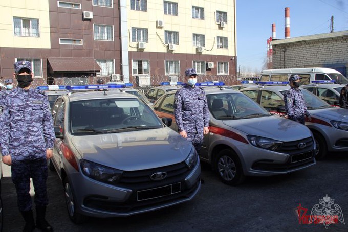 В Тюмени сотрудникам Росгвардии вручили новые патрульные автомобили