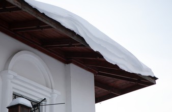 Новость Тюмени: Сотрудница тюменской компании получила сотрясение мозга из-за схода снега с крыши
