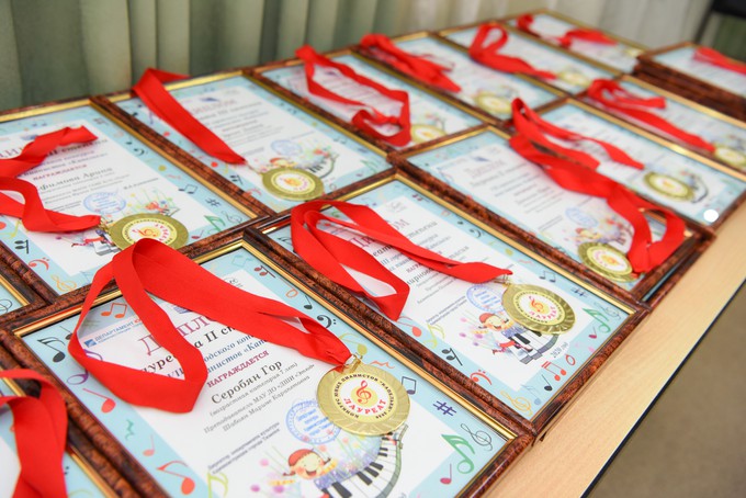 В Тюмени вручили награды лауреатам конкурса юных пианистов «Капельки»
