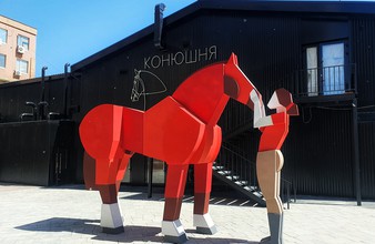 Новость Тюмени: В Тюмени установили трехметрового красного коня