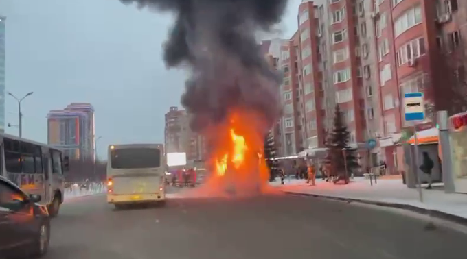 В Тюмени загорелась маршрутка с пассажирами на улице 50 лет Октября