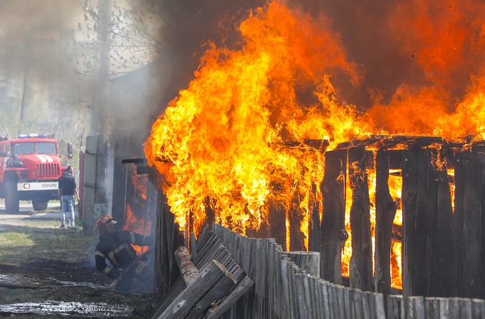 Утром в Тюмени сгорела мансарда частного дома