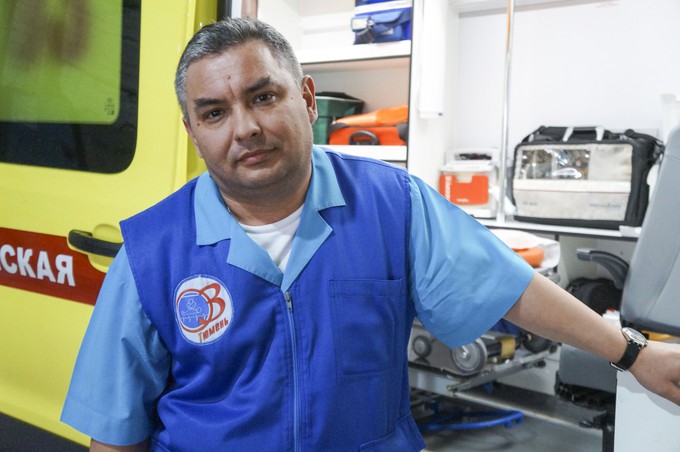 Фельдшер тюменской скорой помощи спас человека с отрезанными руками