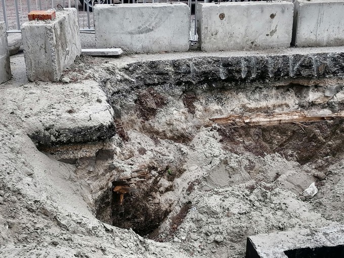 Под слоем асфальта в заречной части Тюмени обнаружены фрагменты древней мостовой