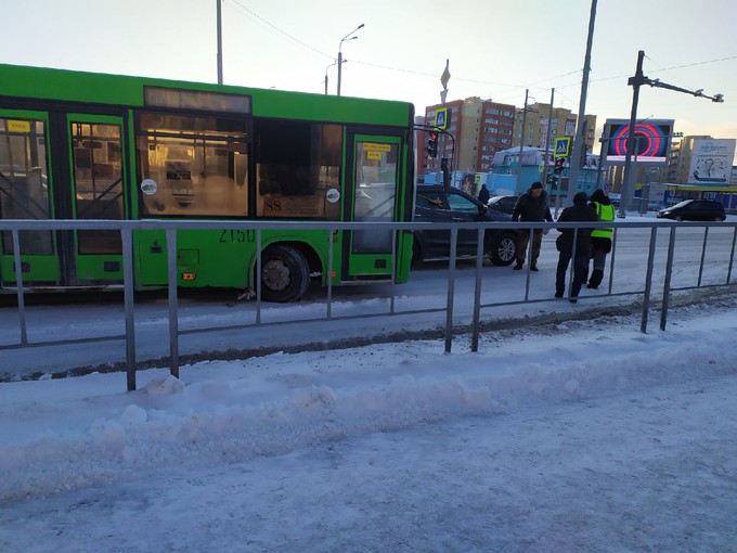 В Тюмени на Пермякова произошла авария с участием автобуса