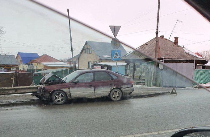 В Тюмени водитель бросил после ДТП пронзенную забором иномарку