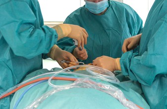 Новость Тюмени: Тобольские хирурги впервые выполнили аорто-бедренное шунтирование