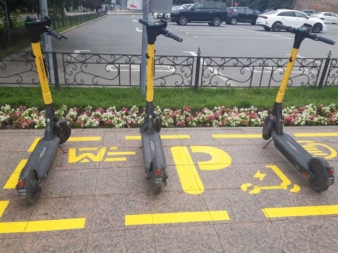 В Тюмени появилась желтая разметка для парковки электросамокатов