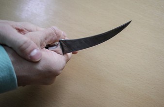 Новость Тюмени: В Тобольске мужчина напал с ножом на женщину и ее сына