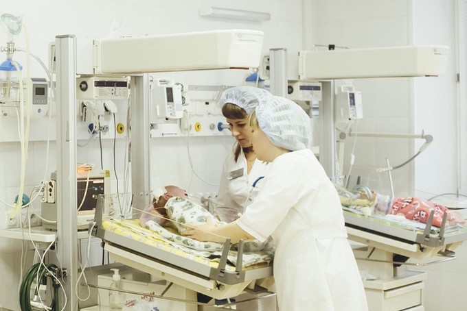 Тюменские врачи спасли новорожденного с сердцем в животе