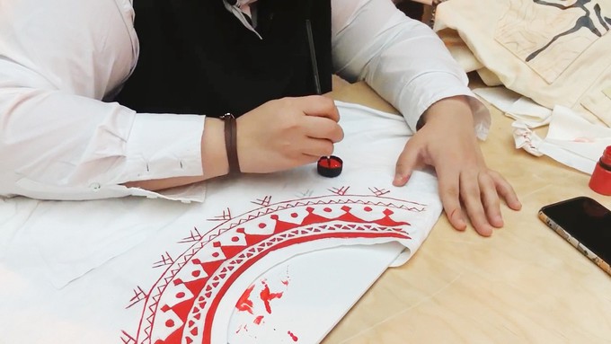 Тюменцев научили преображать одежду этническими узорами