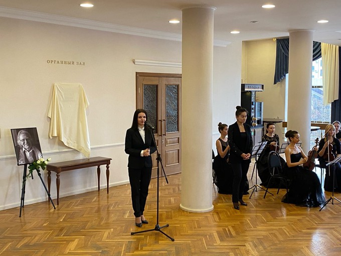 В Тюменской филармонии открыли памятную доску маэстро Антону Шароеву