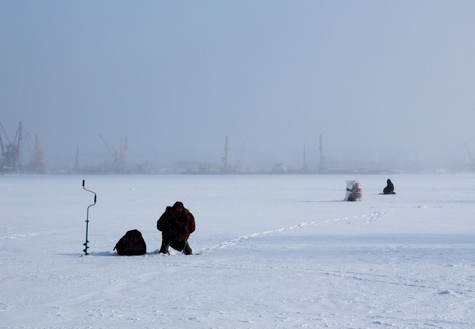 Тюменским рыбакам напоминают правила поведения на льду