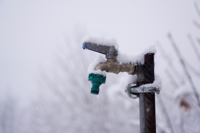 Жителям частных домов Тюменской области напомнили, как избежать замерзания колонок с водой