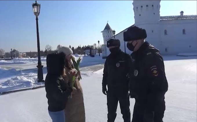 Полицейские Тобольска поздравили дам с весенним праздником