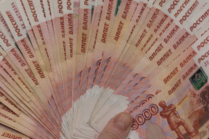 Жительница Ишима хранила миллион рублей на работе в ящике стола