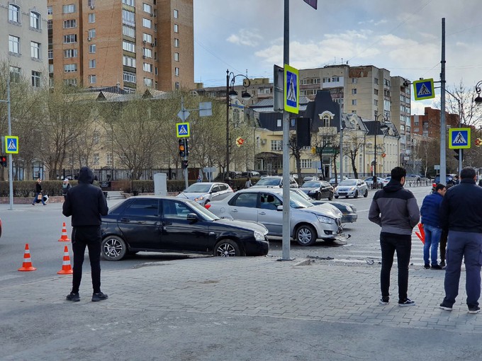 На перекрестке в центре Тюмени вновь случилась крупная авария