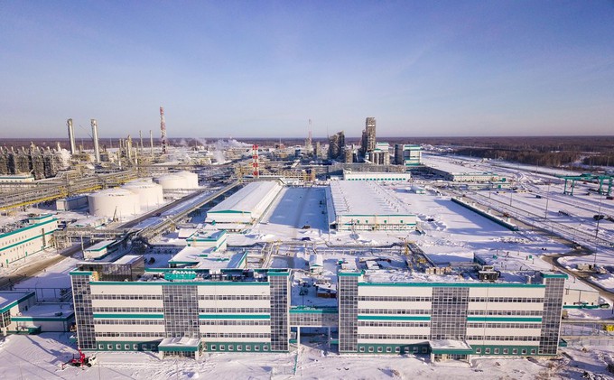 Президент России осмотрел завод "ЗапСибНефтехим" в Тобольске