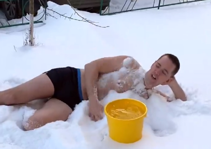 Тюменец шокировал подписчиков соцсети купанием в снегу в 30-градусные морозы