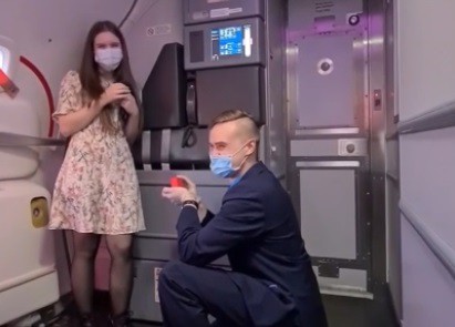 Бортпроводник сделал предложение девушке во время рейса «Тюмень-Москва»