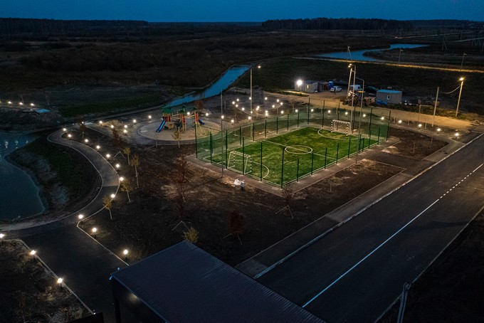 Собственное футбольное поле и уличное освещение внутри квартала. Фото предоставлено Новая Земля Development